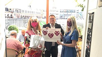 Gesundheitsministerin Petra Köpping überreicht Coronavirus-Informationsmaterial an DEHOGA Sachsen