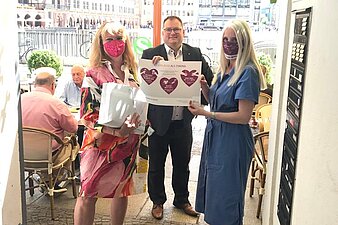 Gesundheitsministerin Petra Köpping überreicht Coronavirus-Informationsmaterial an DEHOGA Sachsen